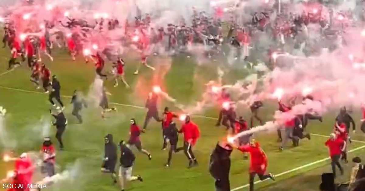 مشجع يقتحم ملعب المباراة الحاسمة قبل حسم اللقب ويتسبب في توقف اللعب