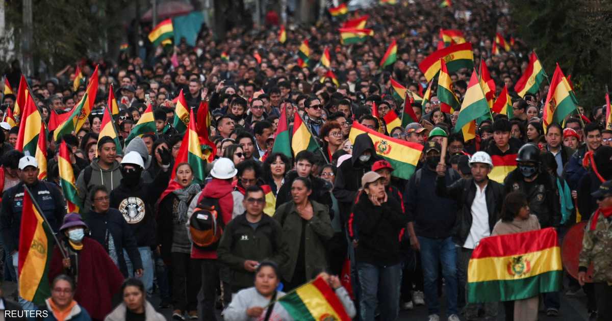 رئيس بوليفيا يتعهد بالاستماع لمطالب المحتجين وسط تظاهرات حاشدة