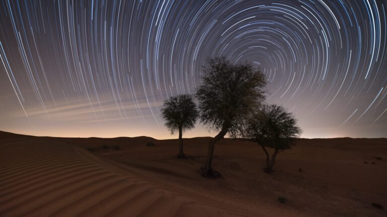 سماء الإمارات تزينها مسارات النجوم في تصوير ساحر لصحرائها