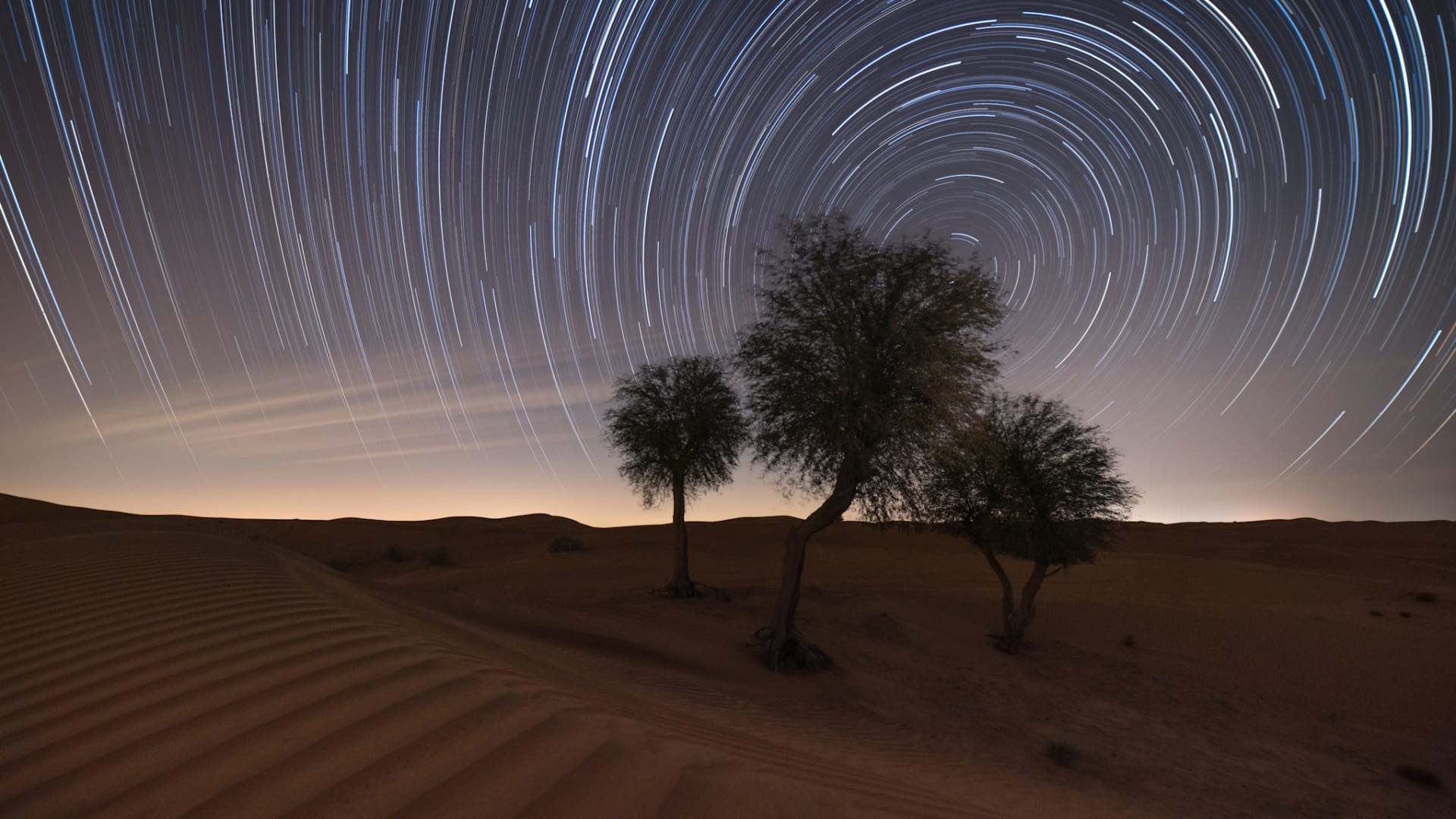 سماء الإمارات تزينها مسارات النجوم في تصوير ساحر لصحرائها