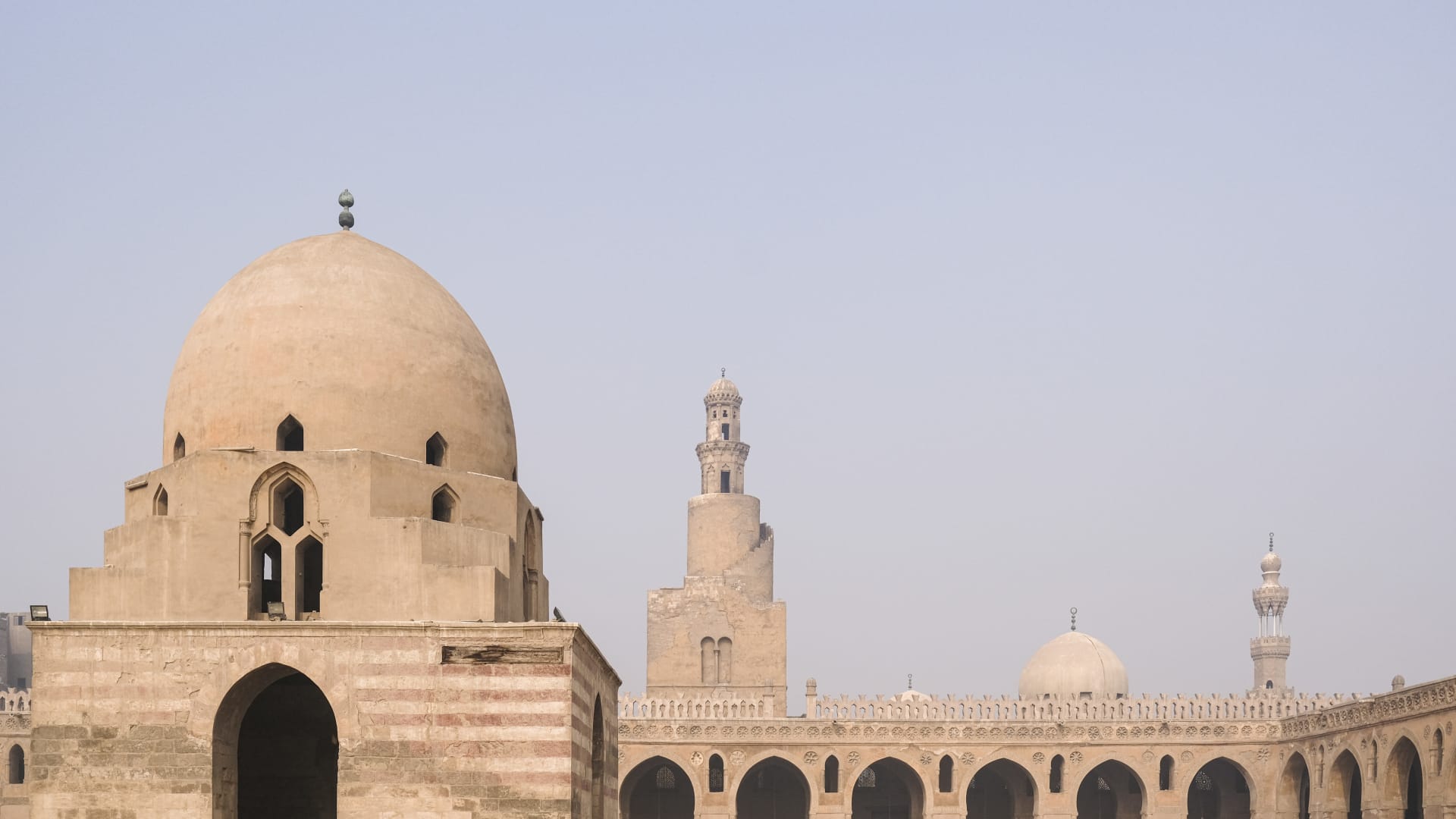 مصر تطلق خطة شاملة لترميم مساجد وأضرحة السيدة عائشة للحفاظ على التراث الإسلامي