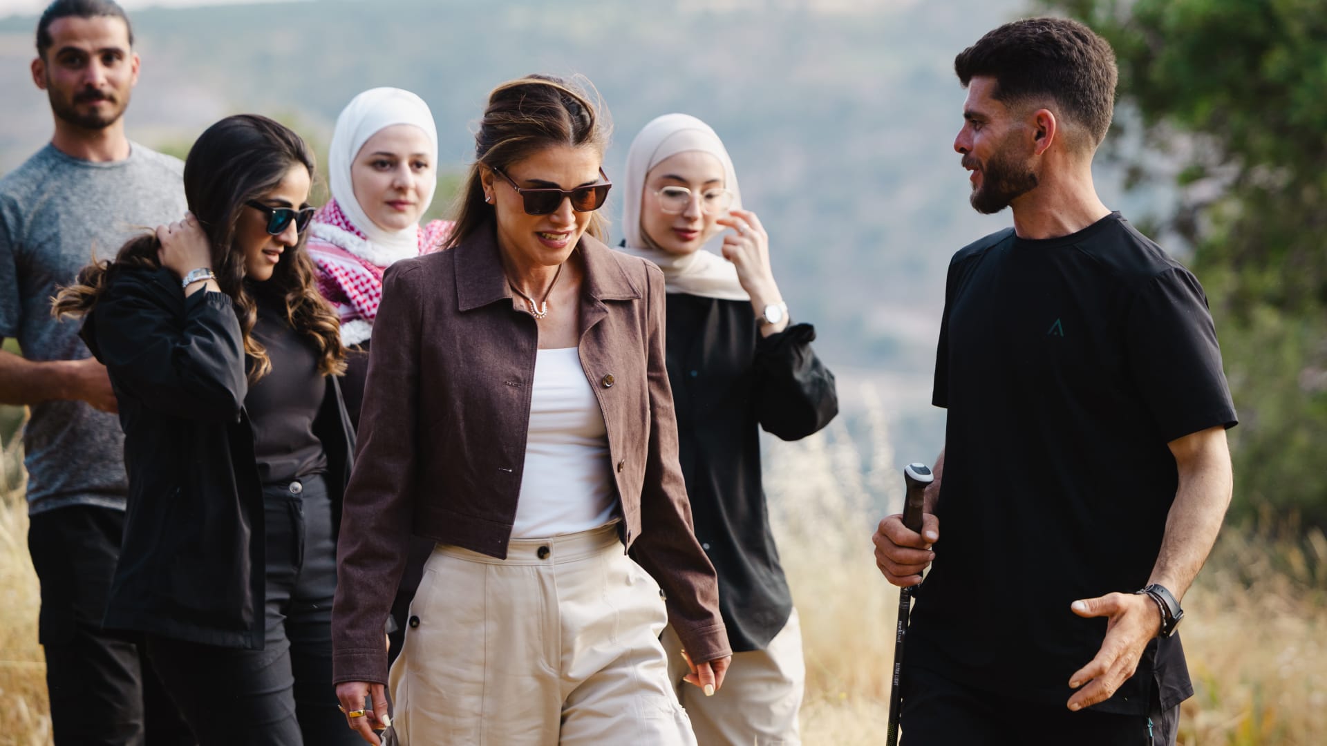 الملكة رانيا تتجول في الطبيعة شمال الأردن وتلتقي الشباب بإطلالة عملية