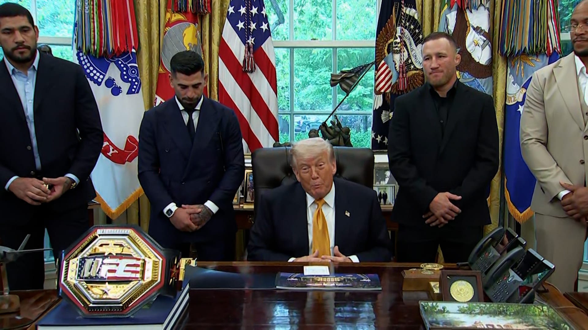 ترامب يستقبل مصارعي UFC في المكتب البيضاوي للترويج لنزال قادم
