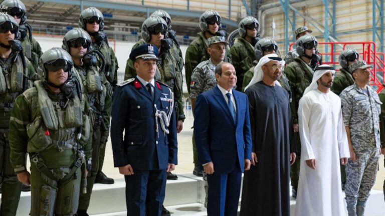 محمد بن زايد والسيسي يتفقدان المفرزة المصرية في الإمارات لتعزيز التعاون العسكري