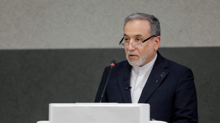 وزير الخارجية الإيراني يندد بالضربات الأمريكية ويصفها بالمغامرة العسكرية المتهورة
