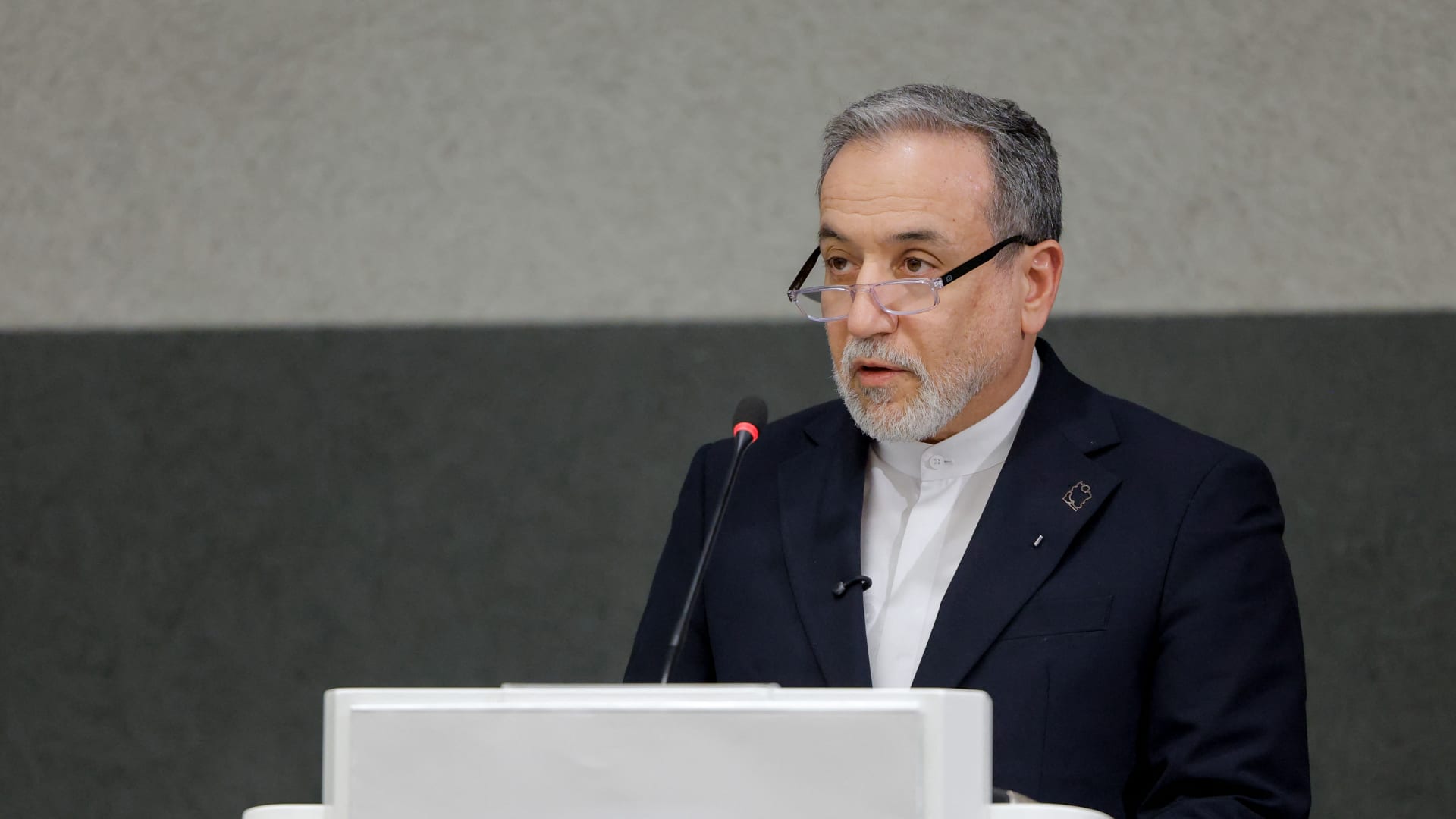 وزير الخارجية الإيراني يندد بالضربات الأمريكية ويصفها بالمغامرة العسكرية المتهورة