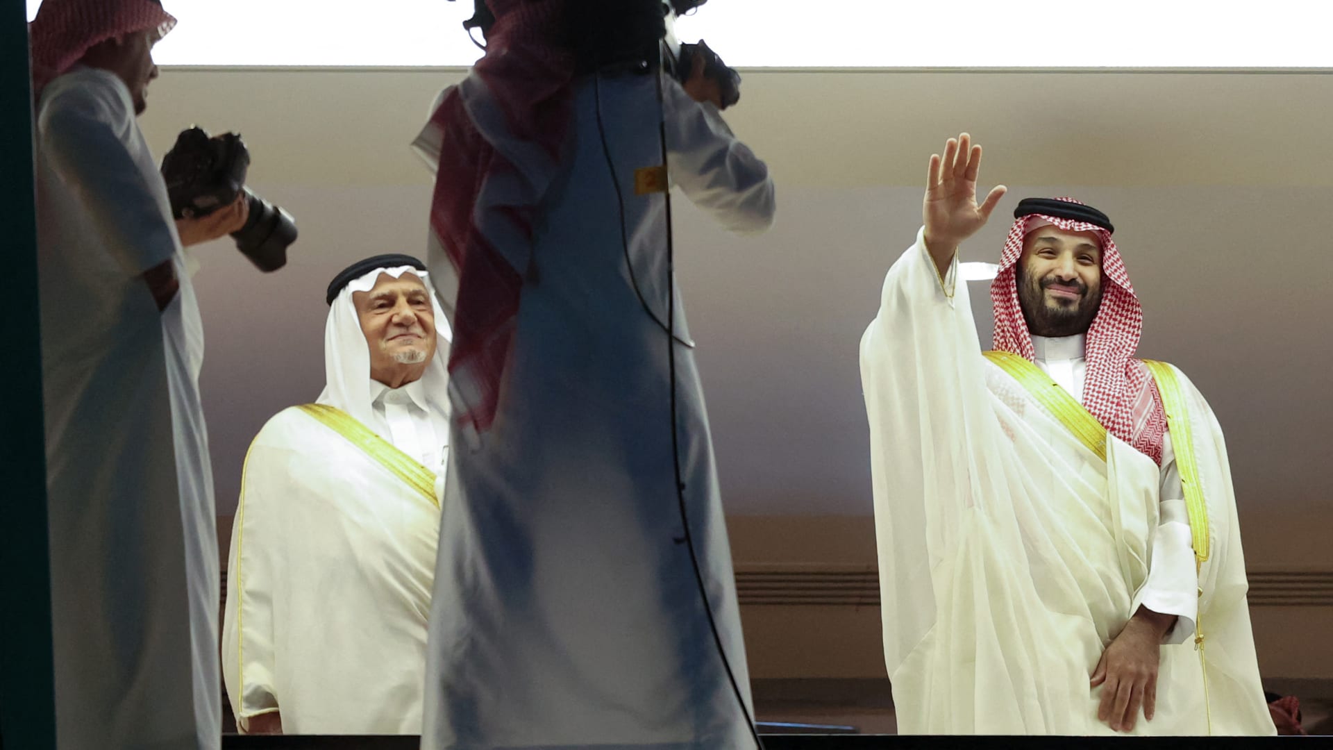 تفاعل جماهيري واسع بظهور ولي العهد الأمير محمد بن سلمان في نهائي كأس الملك بين الهلال والخلود