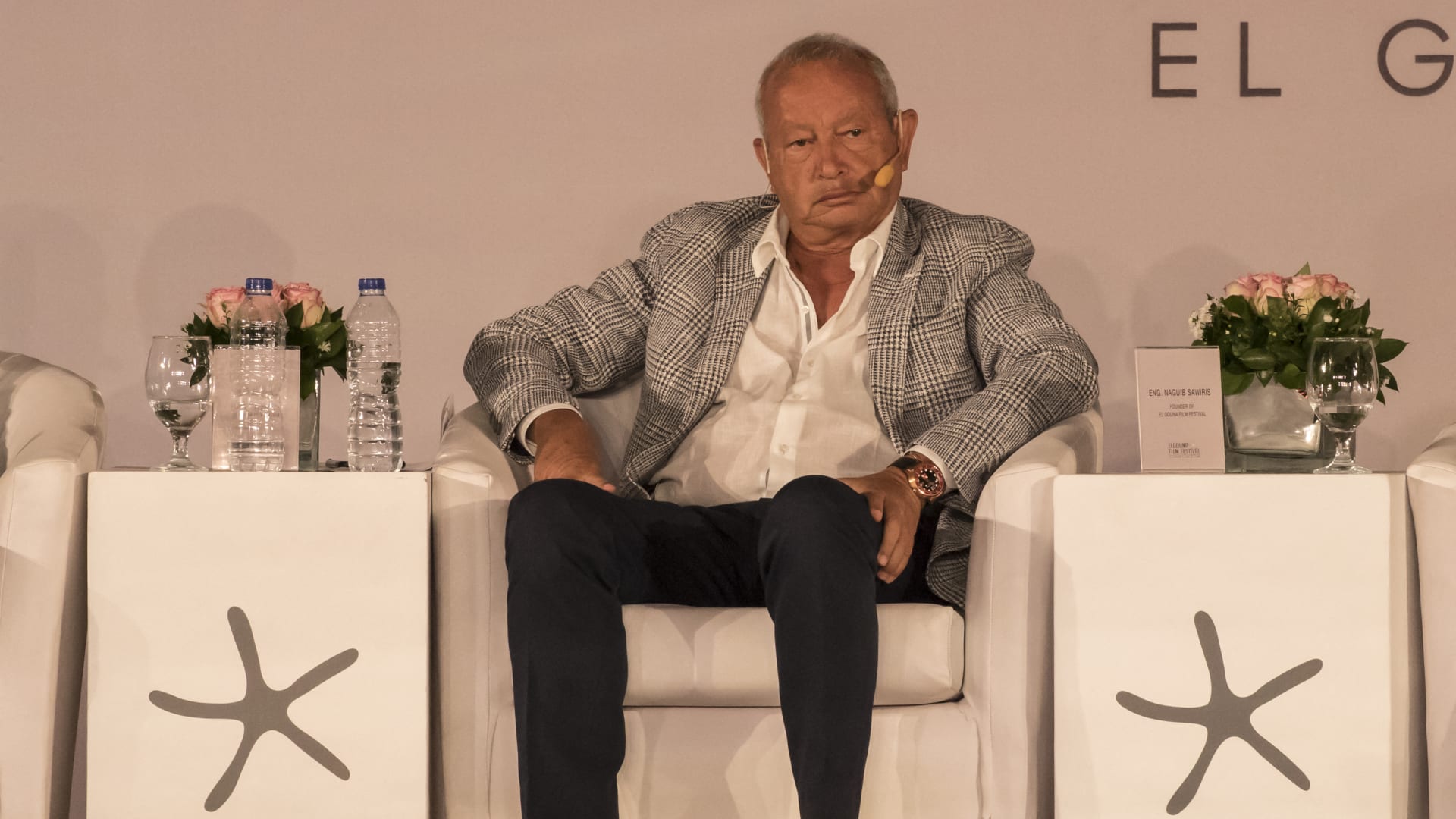 نجيب ساويرس يُعبر عن فخره بتأهل أستون فيلا لأول نهائي أوروبي منذ 1982