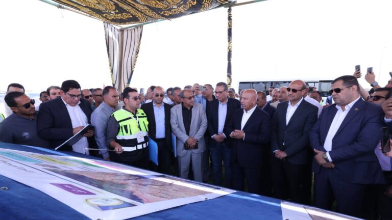 وزير النقل المصري يوبّخ مهندسًا خلال جولة ميدانية وساويرس يصف تصرفه بالرحيم