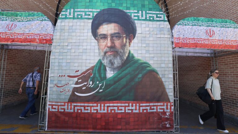 رئيس برلمان إيران يهاجم وزير الخارجية وفصيل متشدد يسعى لإفشال المفاوضات مع أمريكا