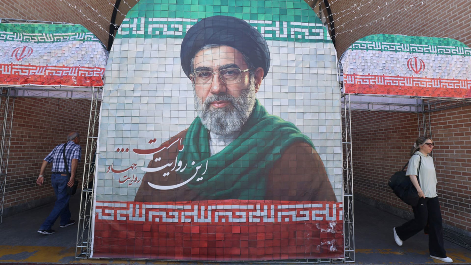 رئيس برلمان إيران يهاجم وزير الخارجية وفصيل متشدد يسعى لإفشال المفاوضات مع أمريكا