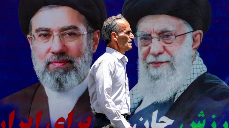 المرشد الأعلى الإيراني مجتبى خامنئي يجري لقاءً مع قائد عسكري رفيع دون نشر صور أو فيديو