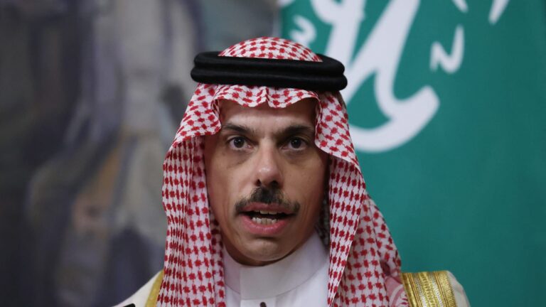 وزير الخارجية السعودي فيصل بن فرحان يبحث مع عباس عراقجي مستجدات المحادثات الأمريكية-الإيرانية