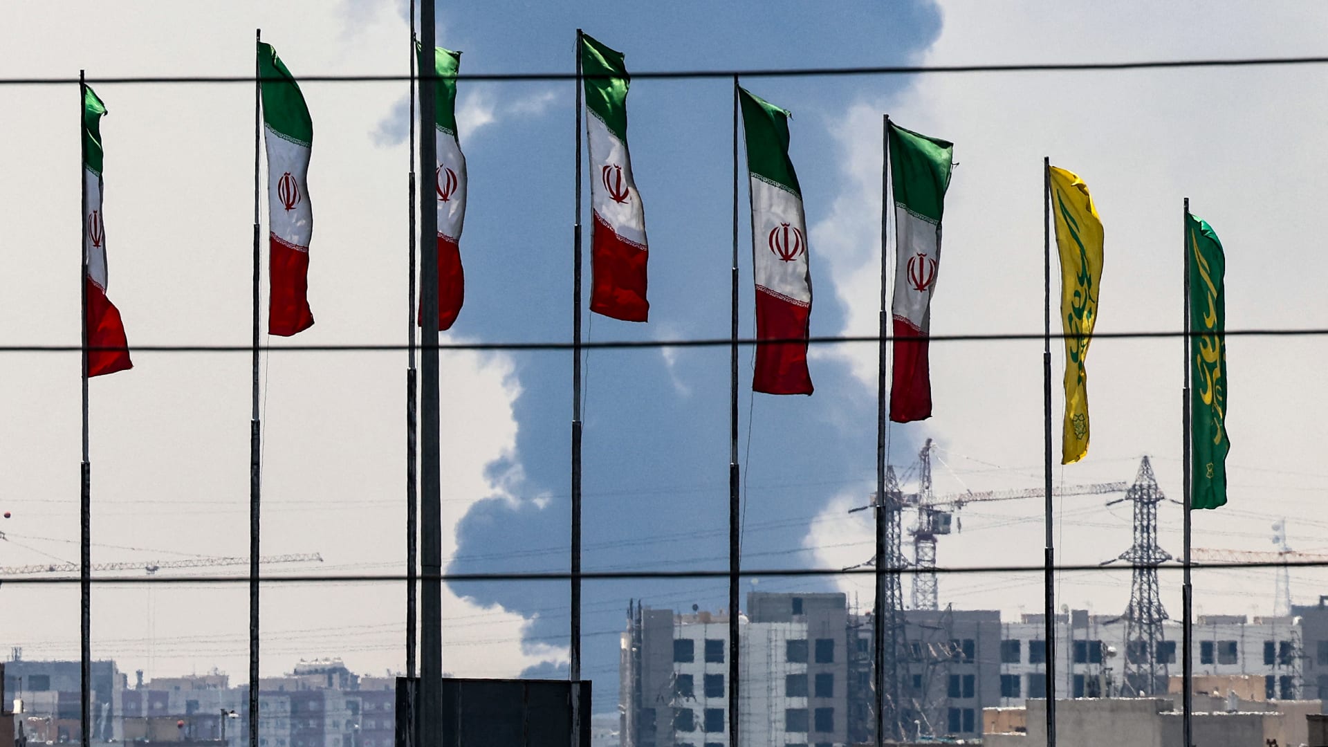 الولايات المتحدة تفرض عقوبات على شركات تساعد في تصدير النفط الإيراني إلى الصين قبيل قمة ترامب وشي