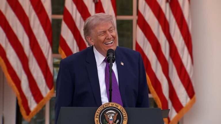 ترامب يستطلع آراء الحضور حول اختيار جيه دي فانس أو ماركو روبيو كمرشح جمهوري لانتخابات 2028
