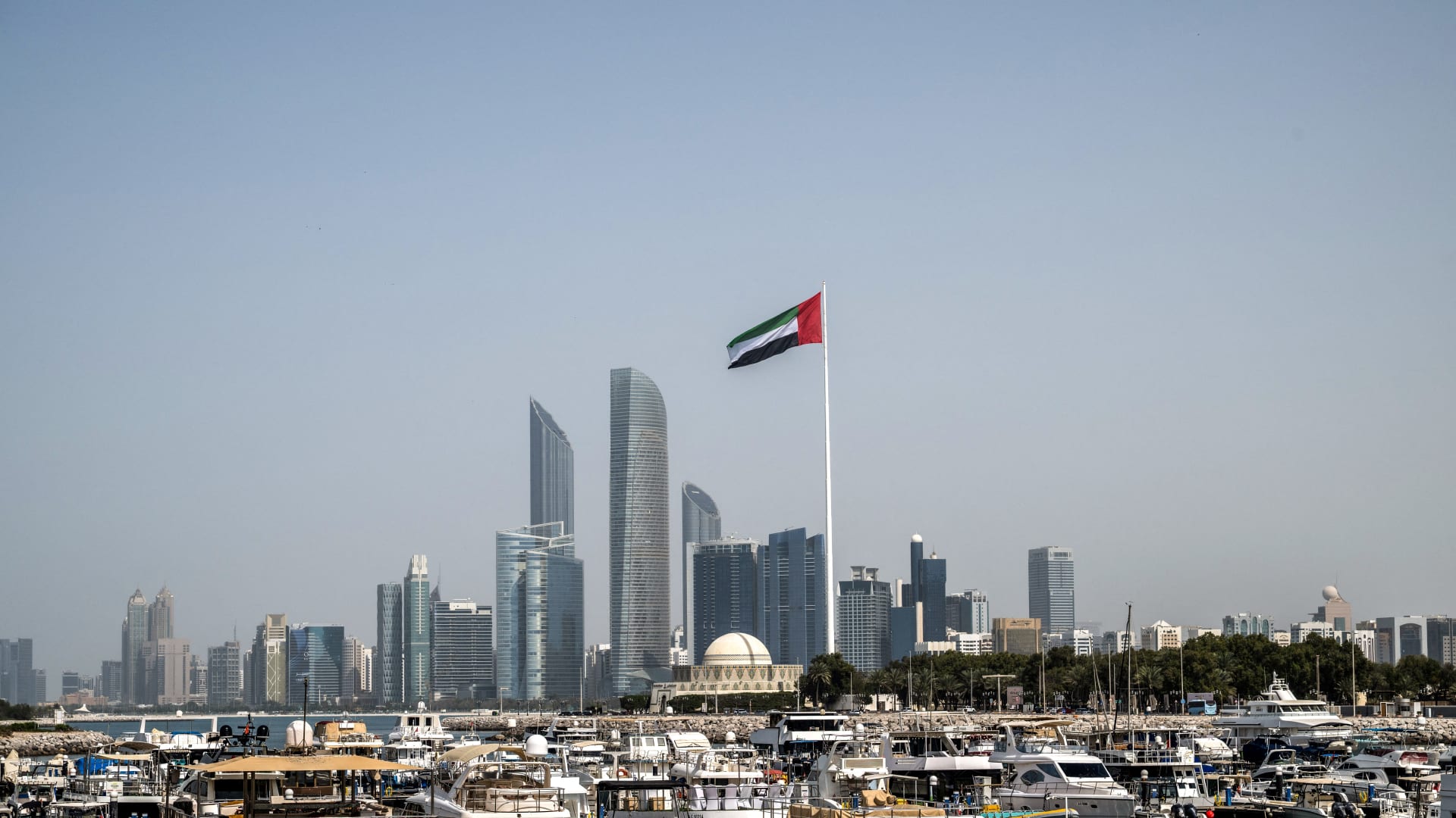 الإمارات تضيف 21 فردًا وكيانًا مرتبطين بحزب الله إلى قائمة الإرهاب