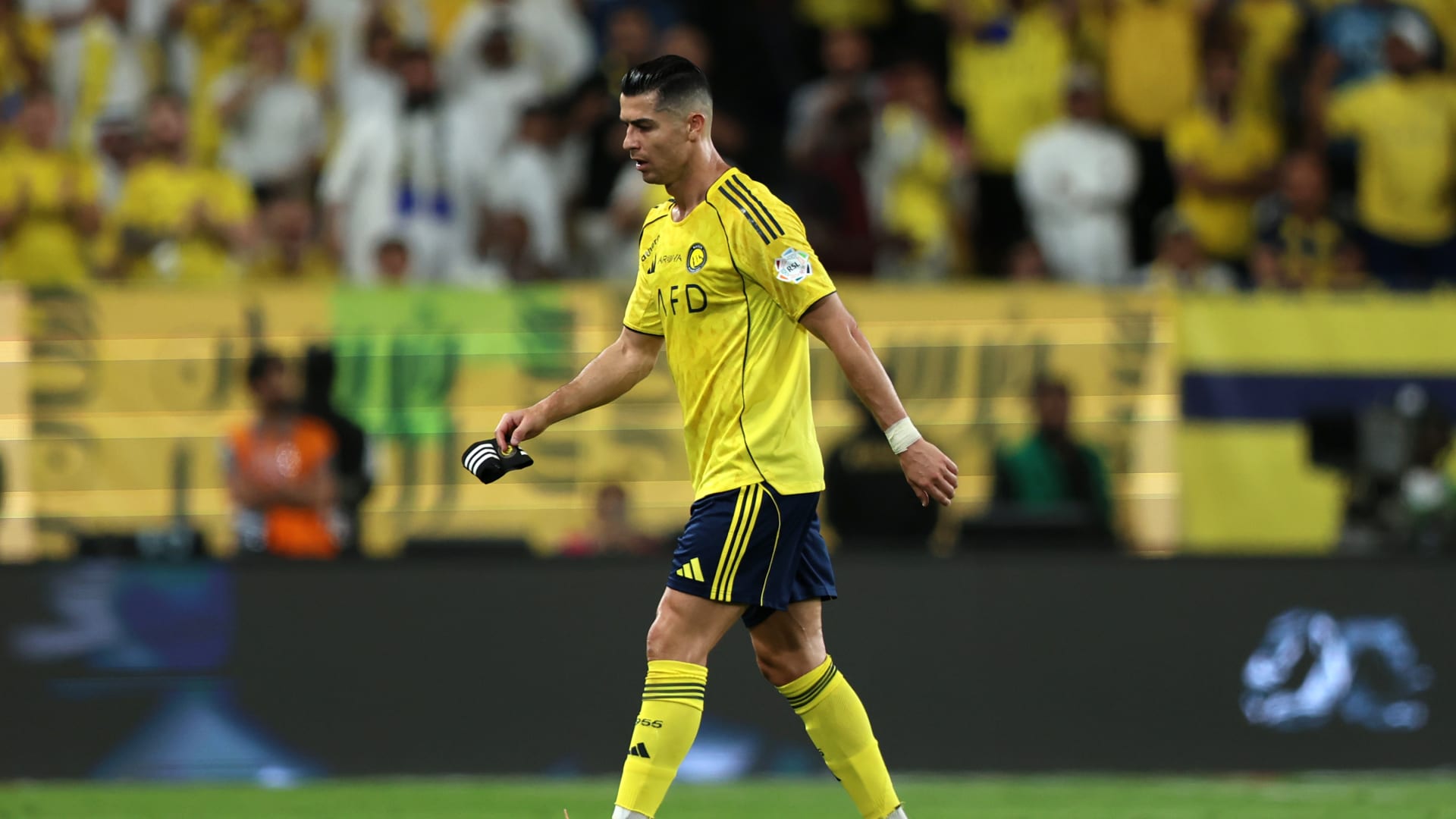 رونالدو يظهر إحباطه بعد تعادل النصر والهلال في مباراة الدوري السعودي