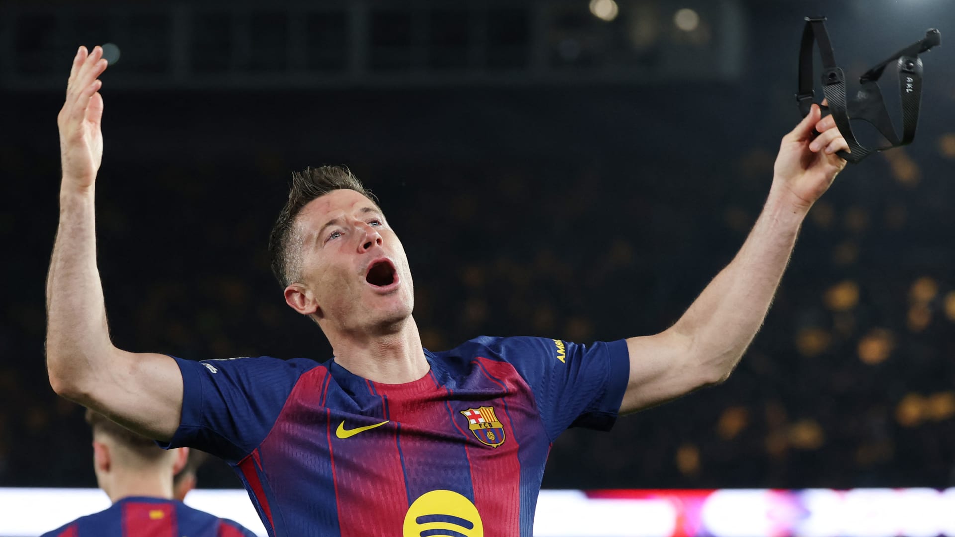 روبرت ليفاندوفسكي يعلن رحيله عن برشلونة بنهاية موسم 2025/2026