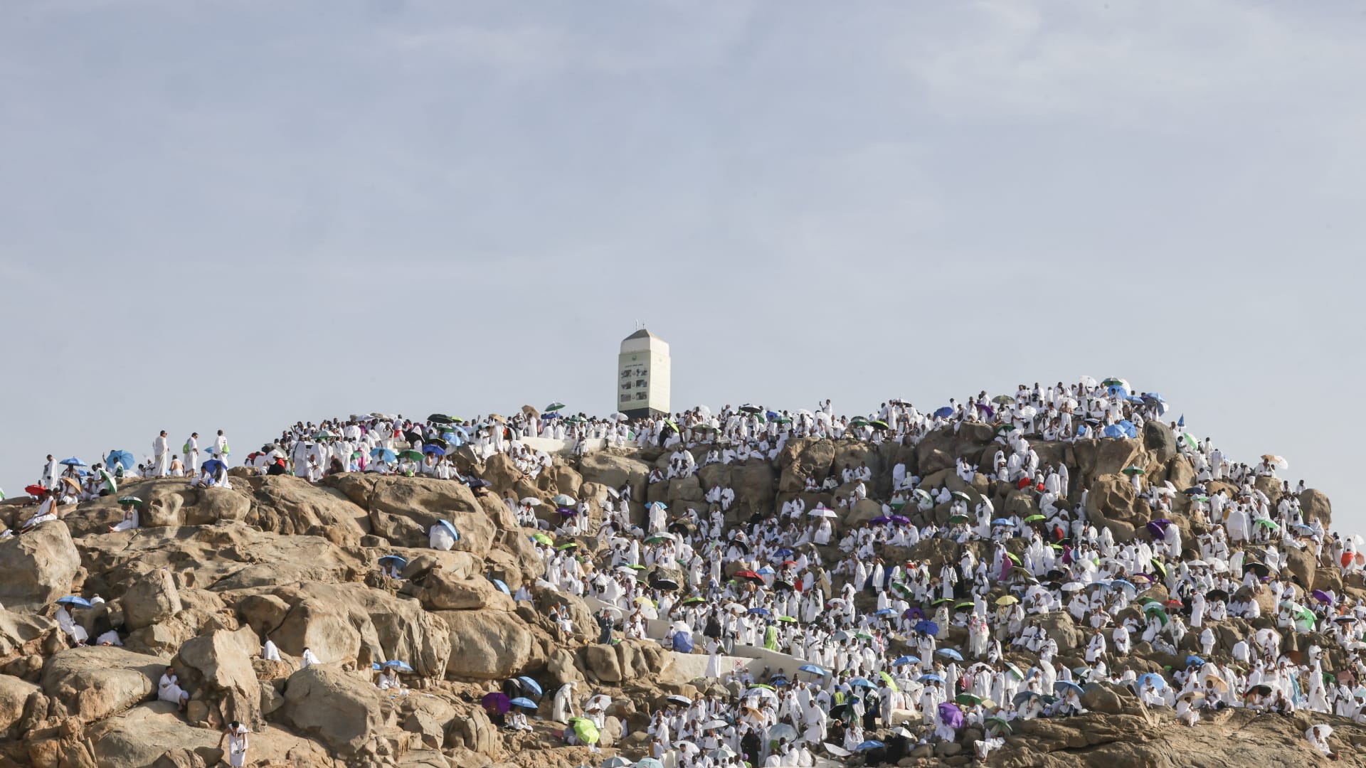 المحكمة العليا السعودية تعلن بداية ذي الحجة ومواعيد وقوف عرفات وعيد الأضحى لعام 1447 هـ