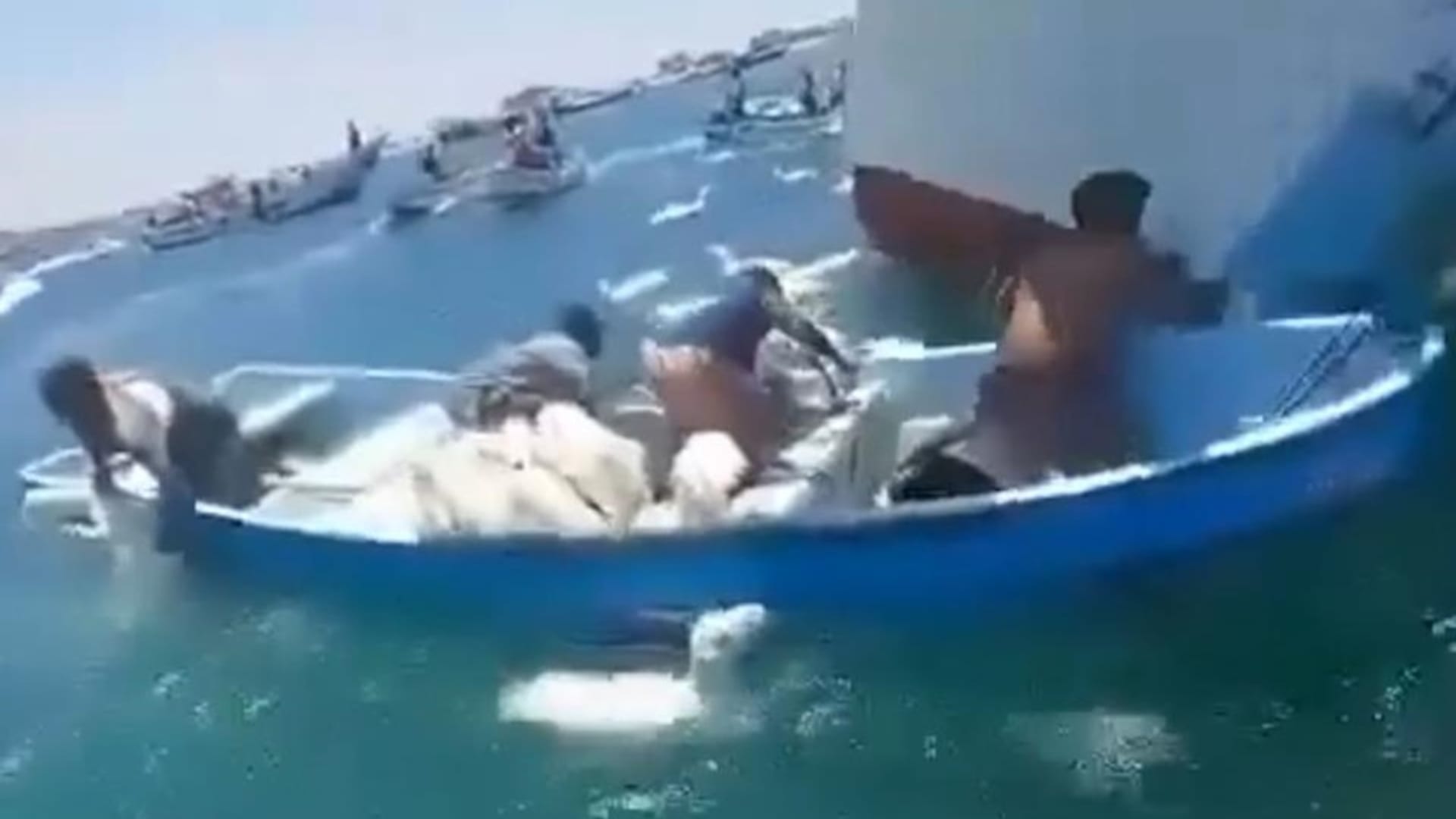 تداول فيديو يُزعم استهداف سفينة أغنام بمسيرات قبالة عمان.. السلطات لم تؤكد الواقعة