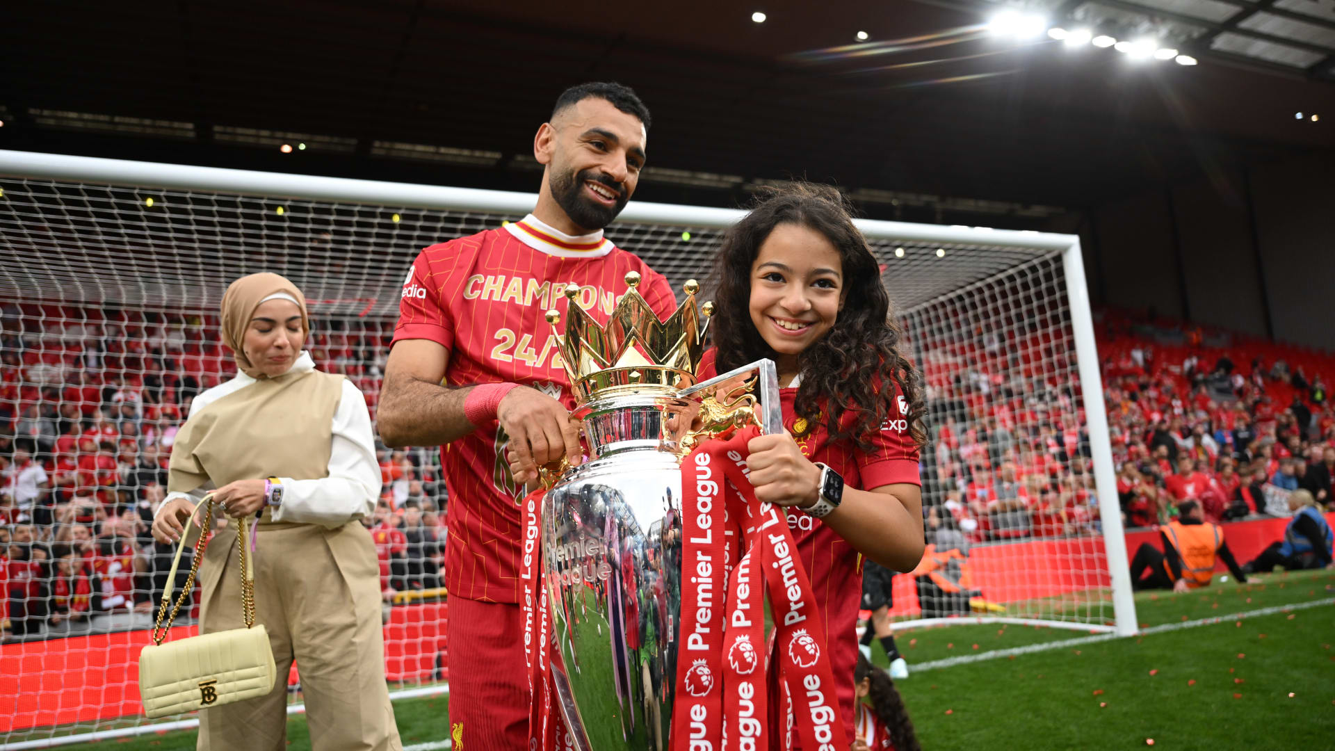 محمد صلاح يشارك لحظات عائلية من ملعب أنفيلد برفقة ابنتيه مكة وكيان