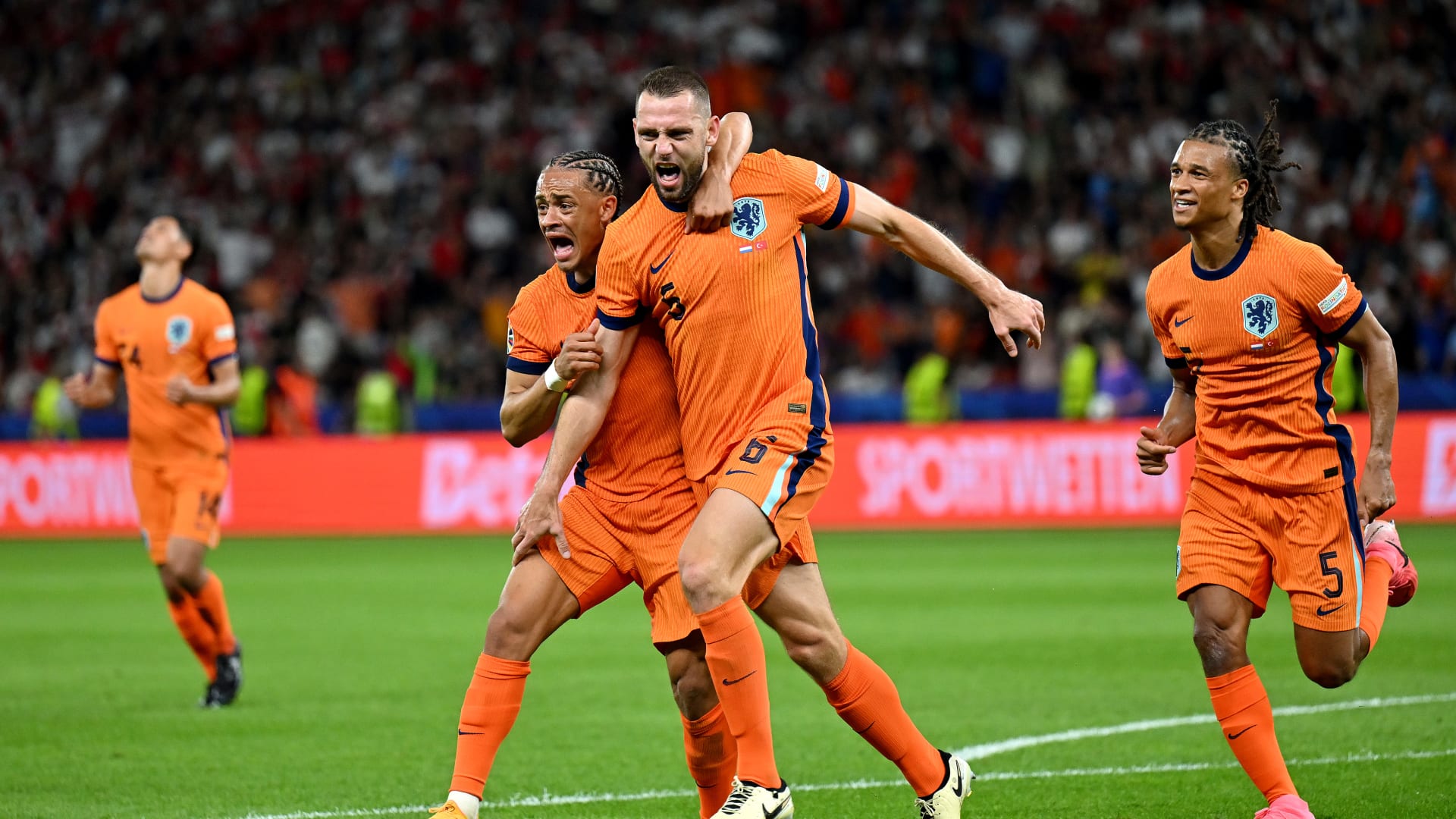 رونالد كومان يكشف قائمة هولندا لكأس العالم 2026 ويستبعد ظهير ليفربول بشكل مفاجئ