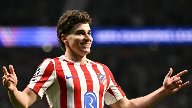 أتلتيكو مدريد يسخر من شائعات انتقال خوليان ألفاريز إلى برشلونة