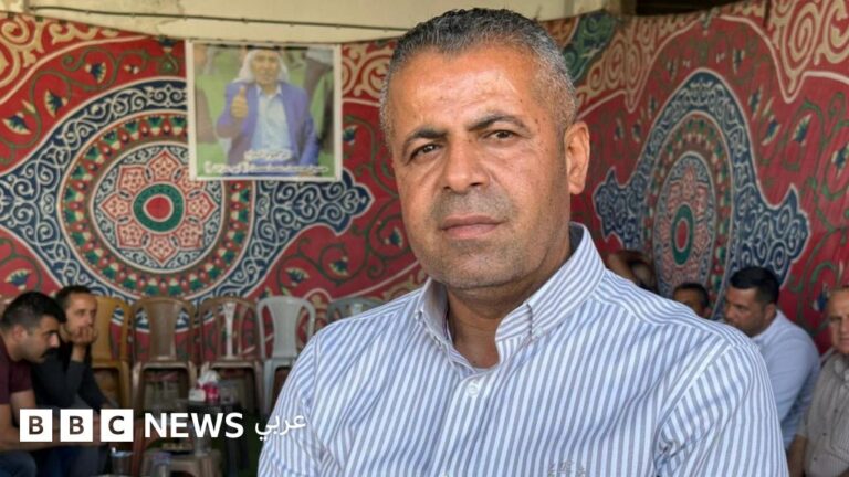 مستوطنون يجبرون فلسطينياً على نبش قبر والده بعد ساعات من دفنه في الضفة الغربية