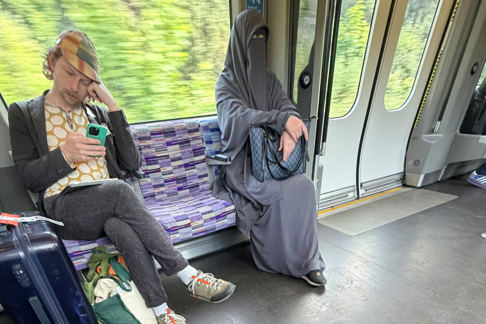 صورة لمنتقبة في حافلة لندن تثير جدلاً وموجة إسلاموفوبيا على منصة إكس