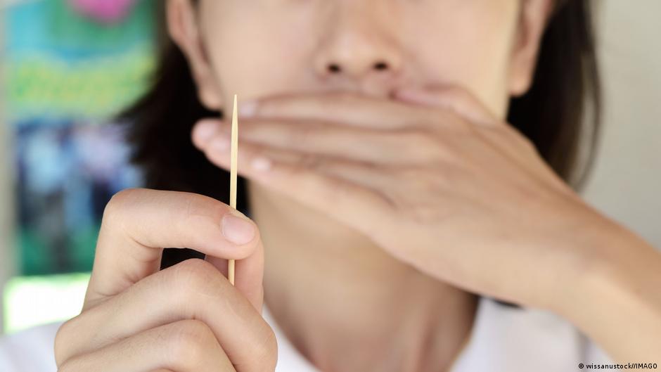 خبراء يحذرون من إدمان أعواد الأسنان المنكهة المحتوية على النيكوتين بين الشباب