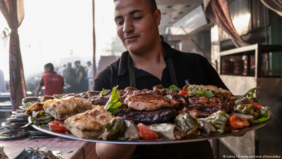 مصر تحظر رسميًا نظام الطيبات بعد وفاة ضياء العوضي وتحذيرات طبية