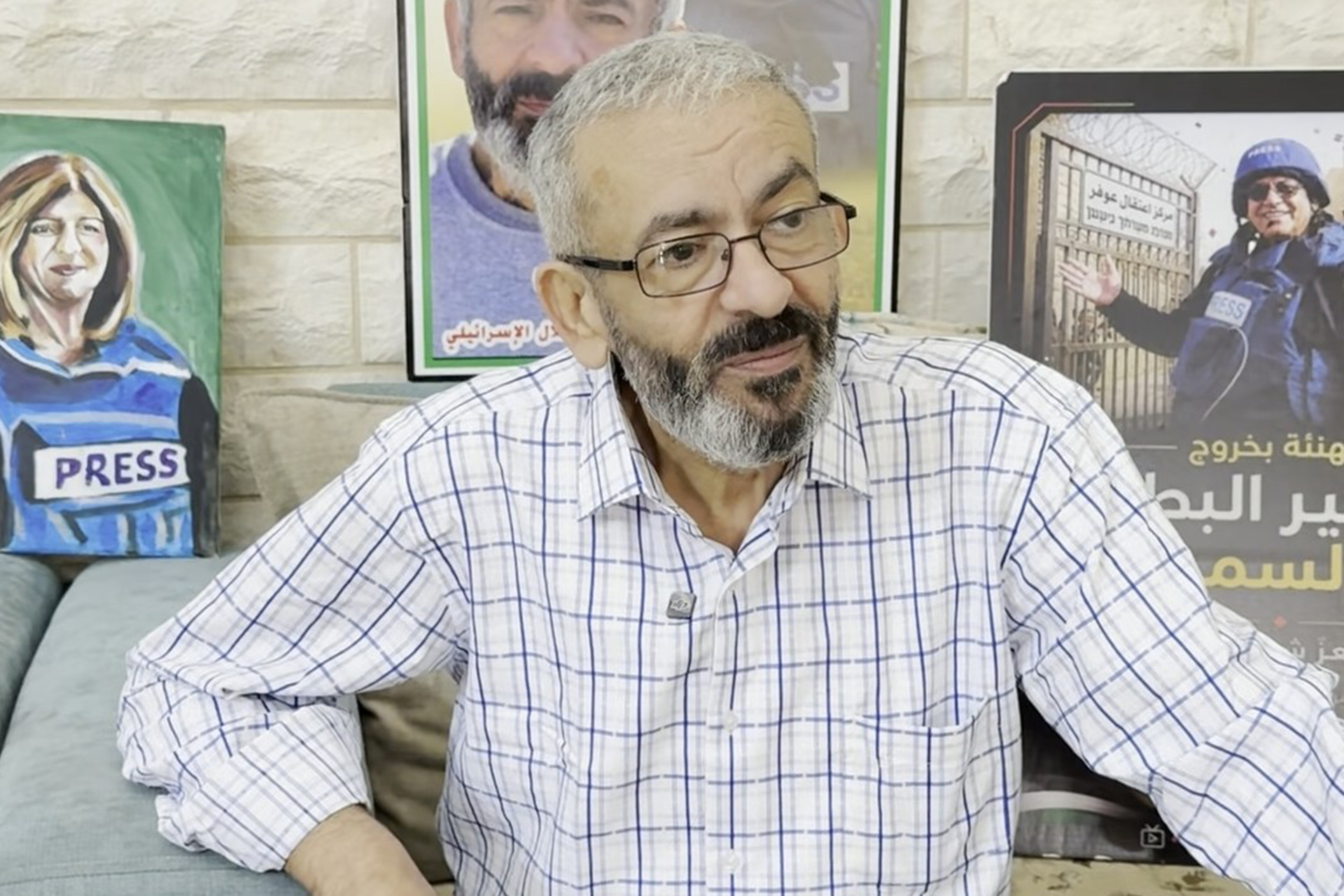 قوات الاحتلال الإسرائيلي تعتدي على الصحفي علي سمودي وتضيق على صحفيي قناة الجزيرة