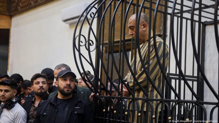 القضاء السوري يواصل محاكمة عاطف نجيب بتهم جرائم حرب وانتهاكات ضد الإنسانية