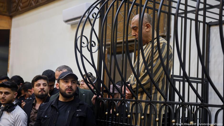 القضاء السوري يواصل محاكمة عاطف نجيب بتهم جرائم حرب وانتهاكات ضد الإنسانية