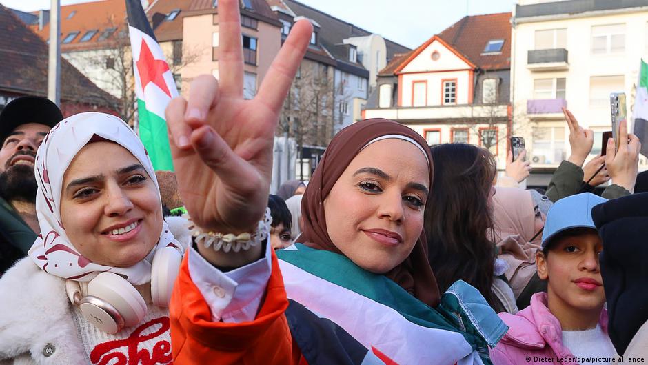 قلة العائدين السوريين من ألمانيا إلى بلادهم بين التحديات والظروف الراهنة