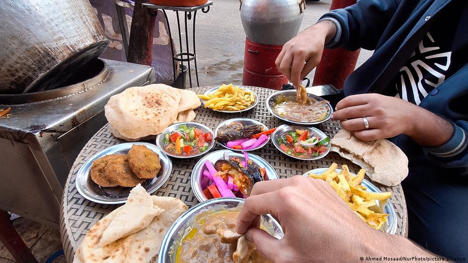 «عيش وفول» في مدرسة بصعيد مصر تكشف قسوة الفقر وإهانة كرامة الطلاب