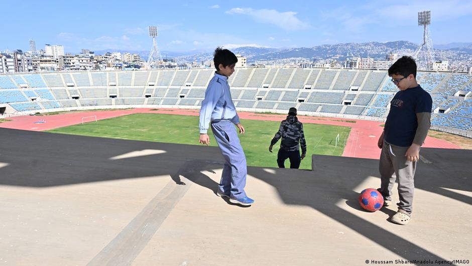 مدرب نازح يحوّل ملعب بيروت إلى ملاذ أمل للأطفال بنشاطات فنون قتالية