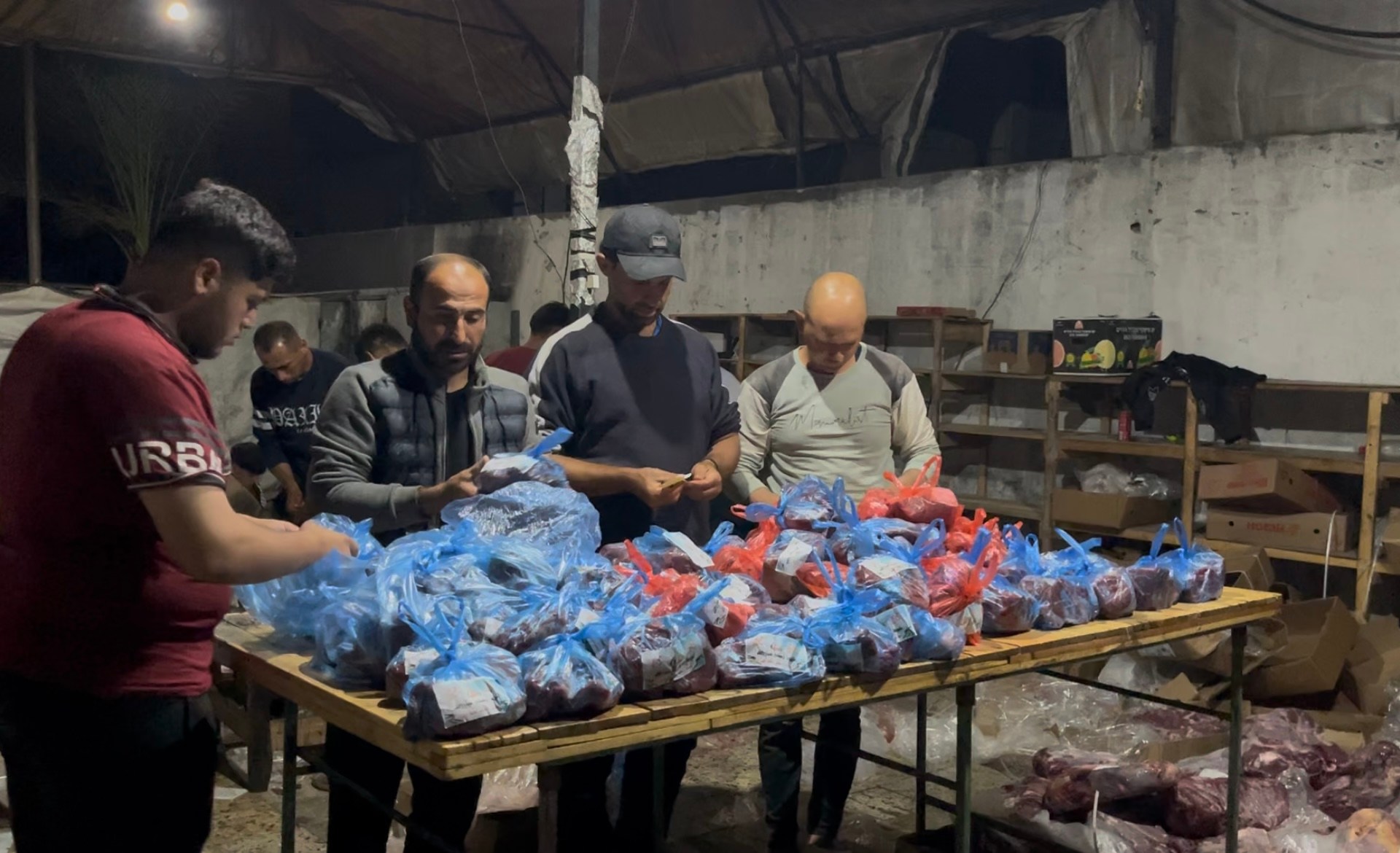 غزة تواجه أزمة تخزين وطهي لحوم العيد بسبب نقص الثلاجات والغاز