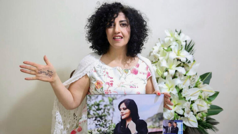 إيران تفرج بكفالة عن الناشطة نرجس محمدي وتنقلها للعلاج في مستشفى بطهران