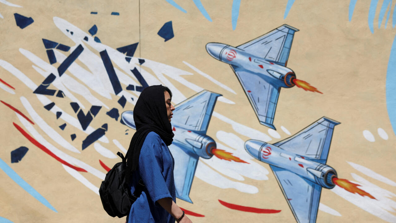التلفزيون الإيراني يكشف مسودة اتفاق مع واشنطن تشمل فتح مضيق هرمز ورفع الحصار البحري