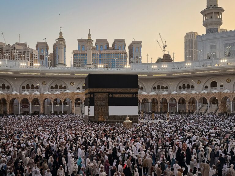 حجاج بيت الله الحرام يختتمون مناسكهم بأداء طواف الوداع