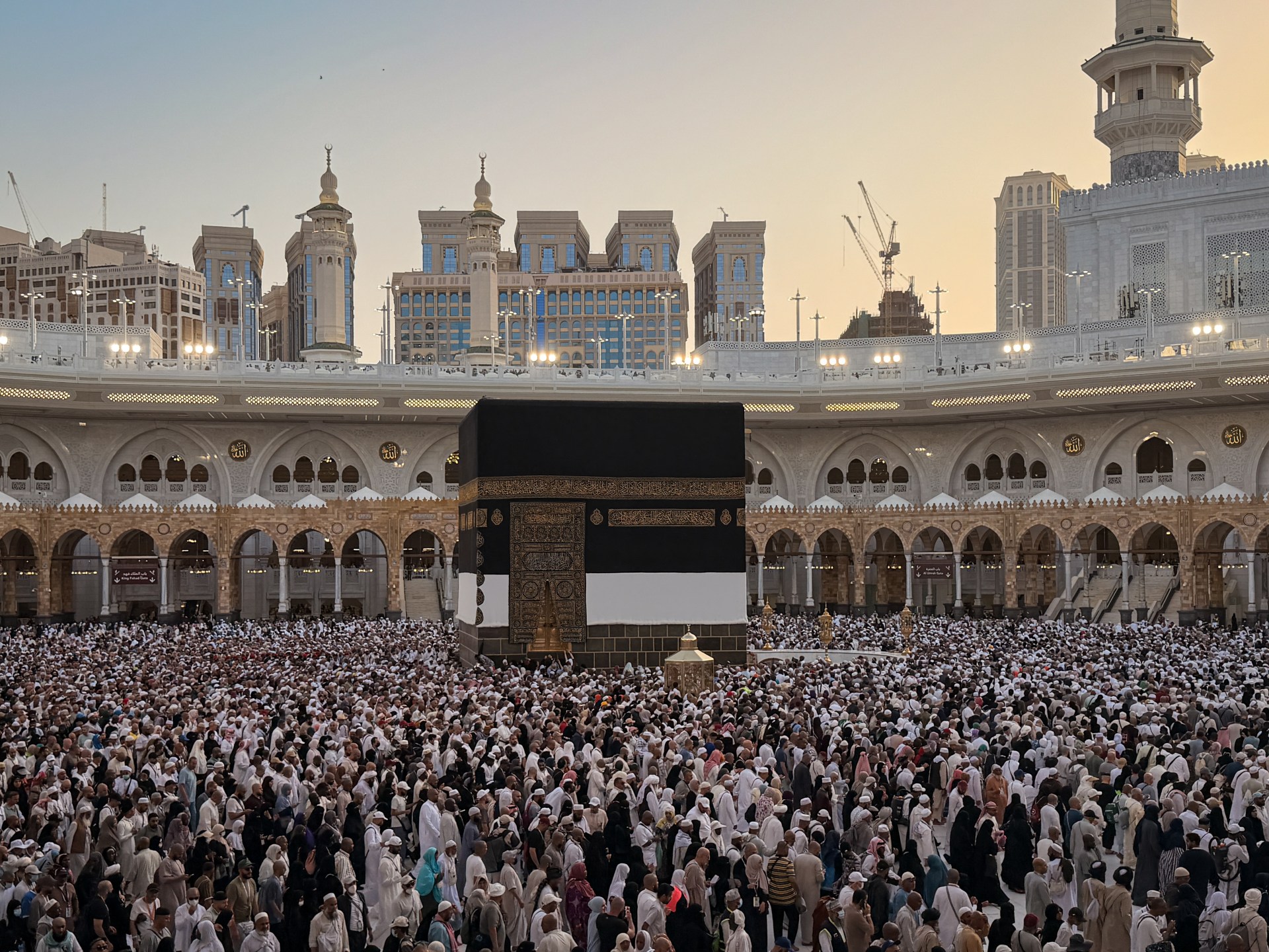 حجاج بيت الله الحرام يختتمون مناسكهم بأداء طواف الوداع