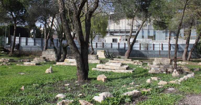 الاستيطان يهدد مقبرة تاريخية بالقدس تضم رفات صحابة وقادة وعلماء