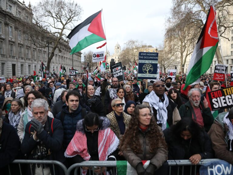 تصاعد النزاع السياسي بين ستارمر واللوبي البريطاني حول مسيرات دعم فلسطين في المملكة المتحدة