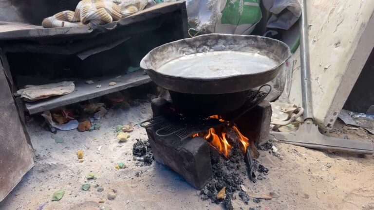 نازحو غزة يلجؤون لحرق البلاستيك والقماش بسبب شح الوقود والغذاء