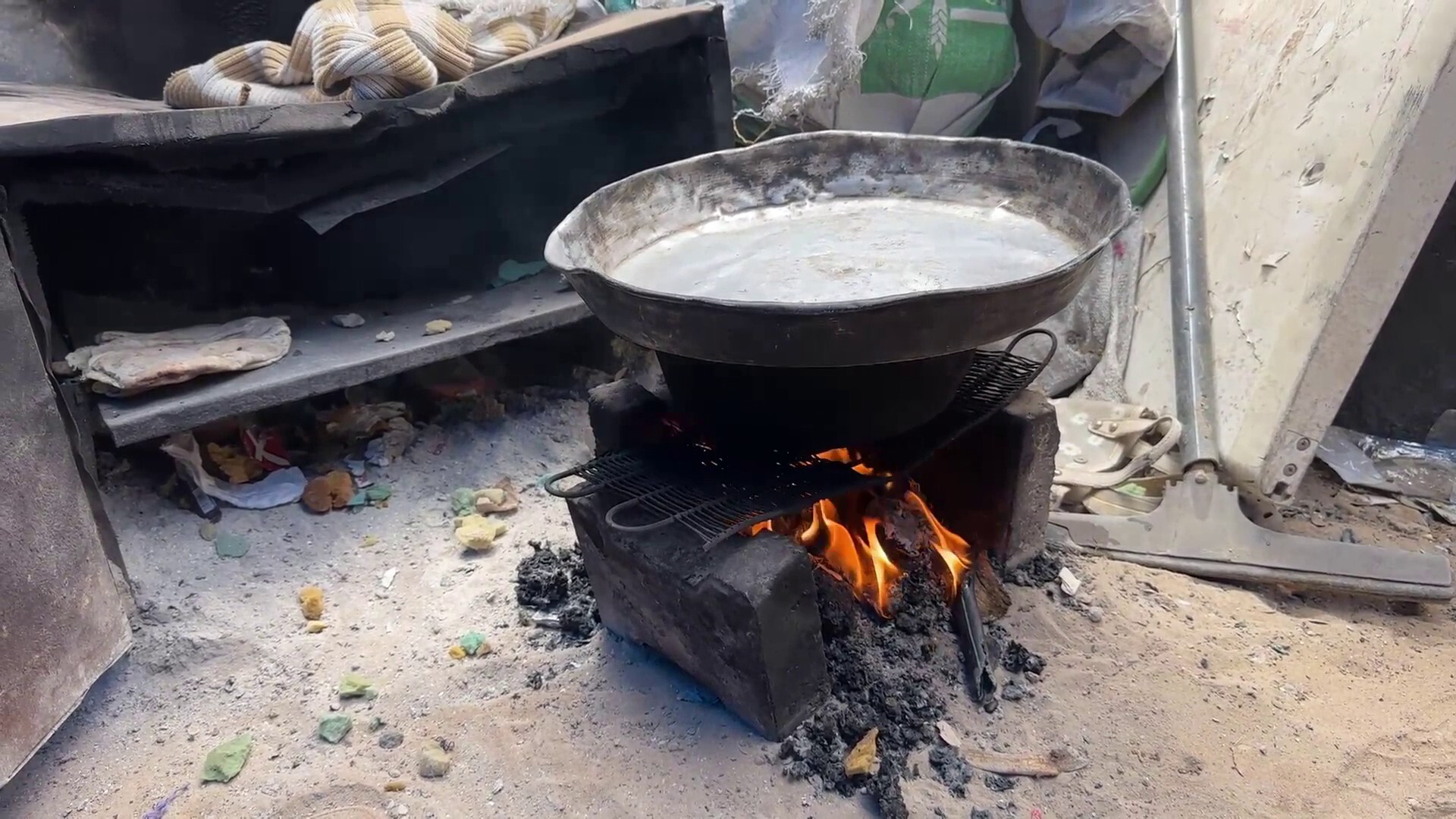 نازحو غزة يلجؤون لحرق البلاستيك والقماش بسبب شح الوقود والغذاء