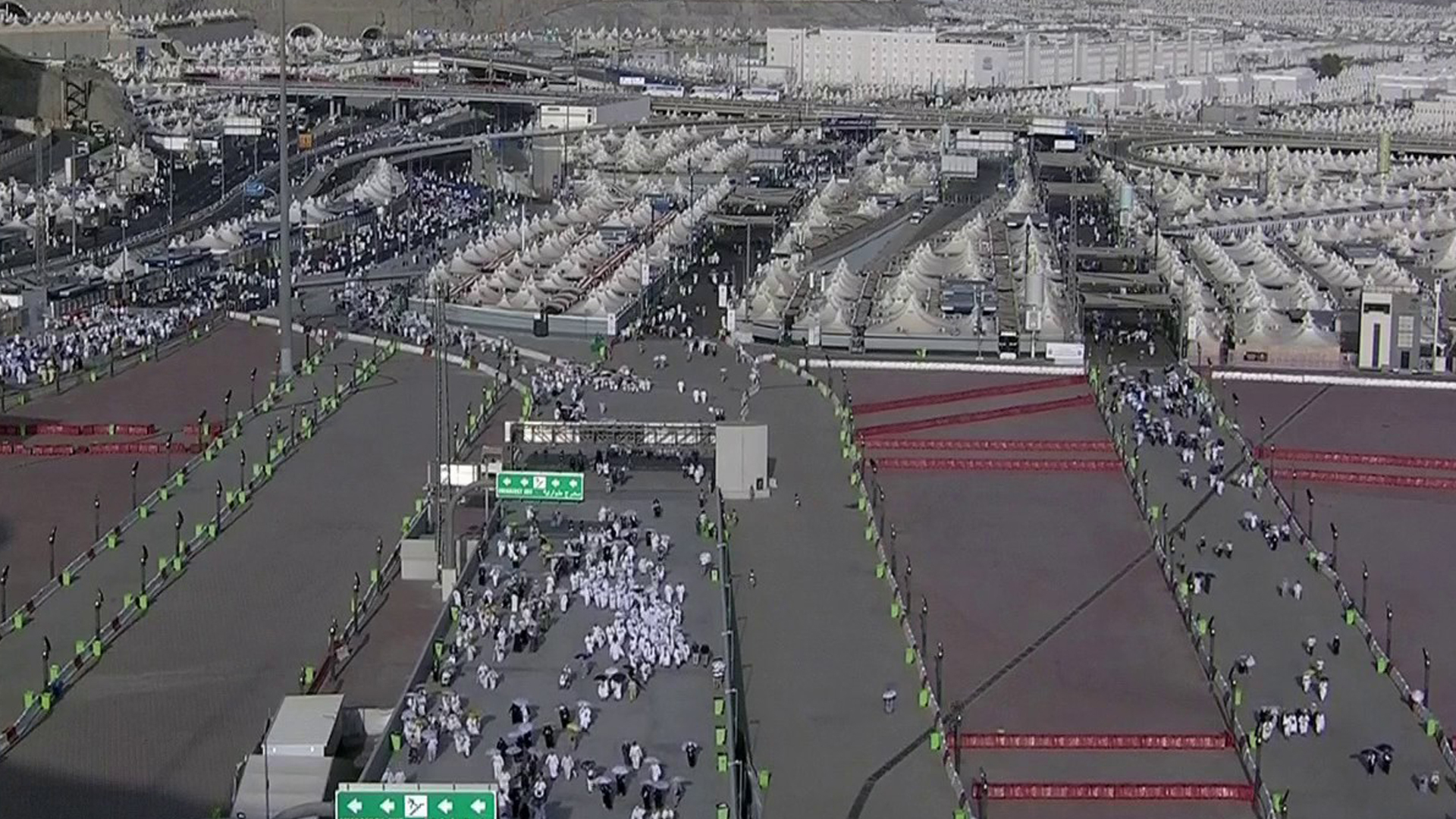 حجاج بيت الله الحرام يؤدون طواف الإفاضة في مكة المكرمة بمناسك الحج