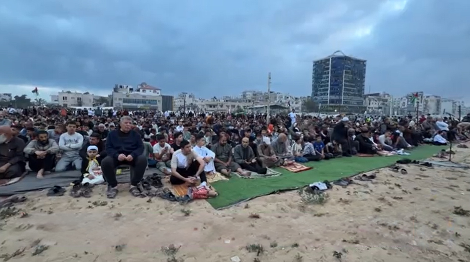 عيد الأضحى في غزة: الصلاة الجماعية والتشييع المهيب تعكسان واقع المدينة