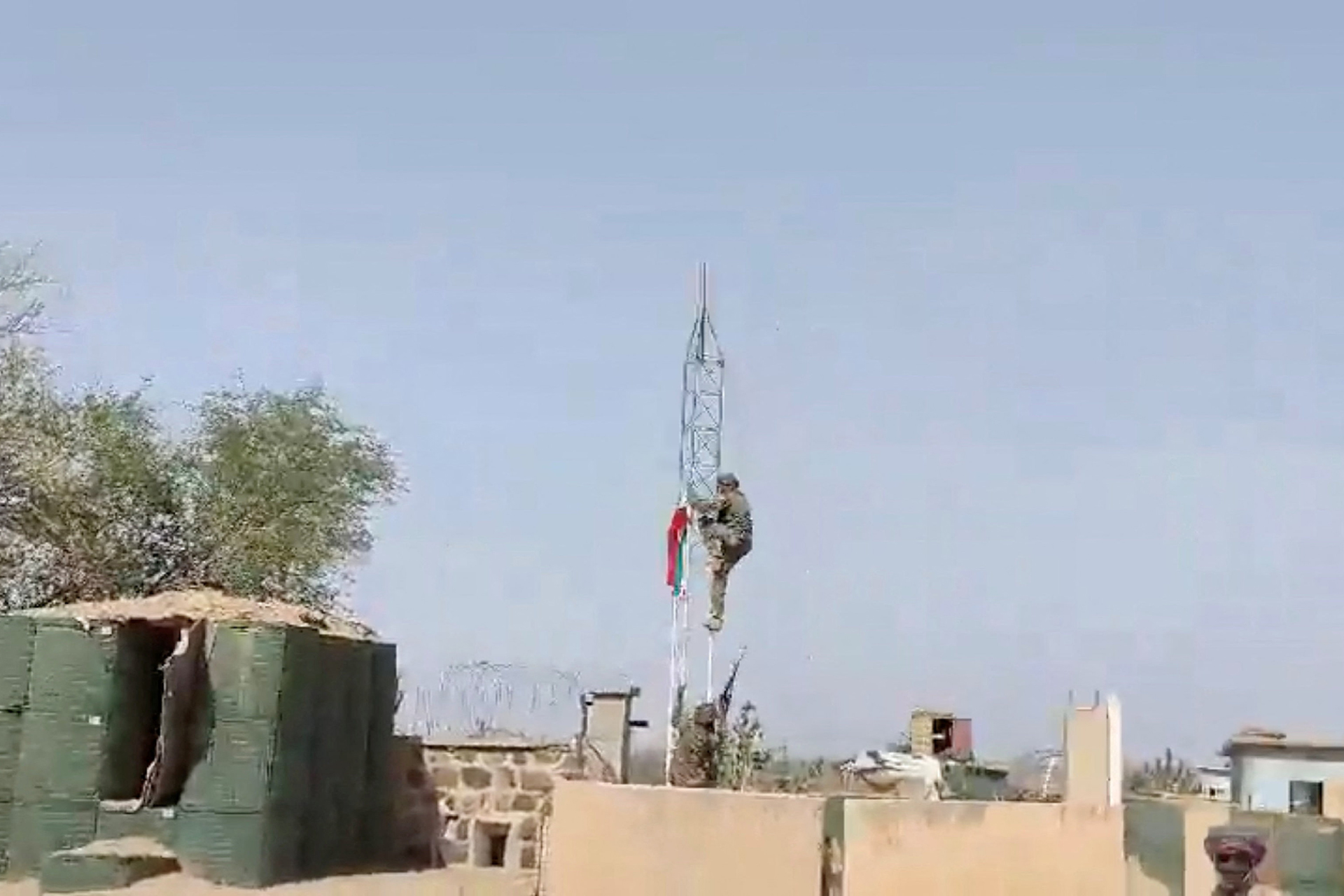 حركات مسلحة تسيطر على مناطق شمال مالي وتنشئ نقاط تفتيش حول باماكو