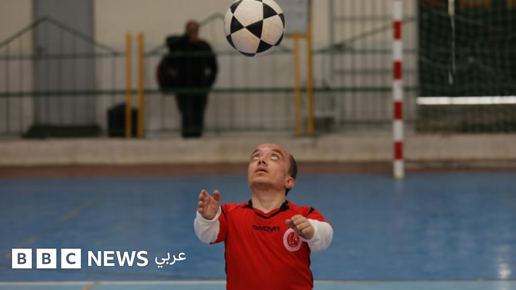 معاناة لاعب كرة قدم قصير القامة في غزة لمتابعة كأس العالم وسط المخاطر